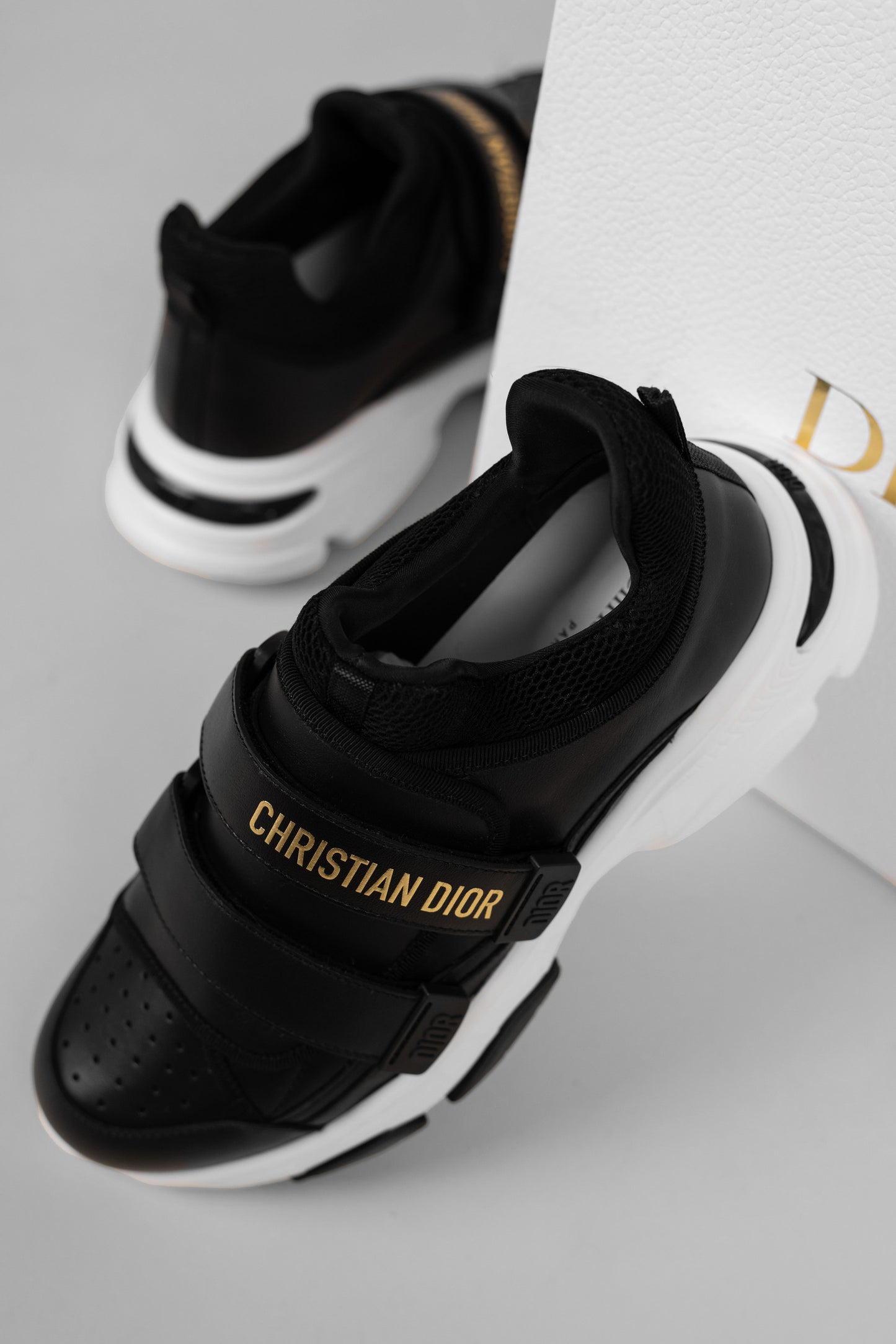 حذاء رياضي Dior D - Wander باللونين الأسود والأبيض