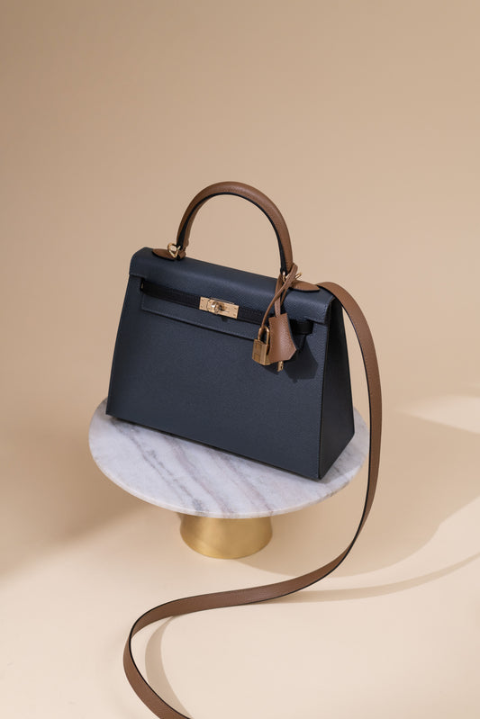 Hermès Kelly 25 Epsom Sellier Tricolor باللون الضبابي/الأسود/Alezan PBHW