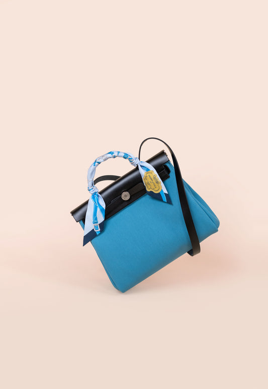 حقيبة Hermès Herbag Zip 31 باللون الأزرق/الأسود واللون العسكري/الصياد مع حذاء Chanel Denim Slingback