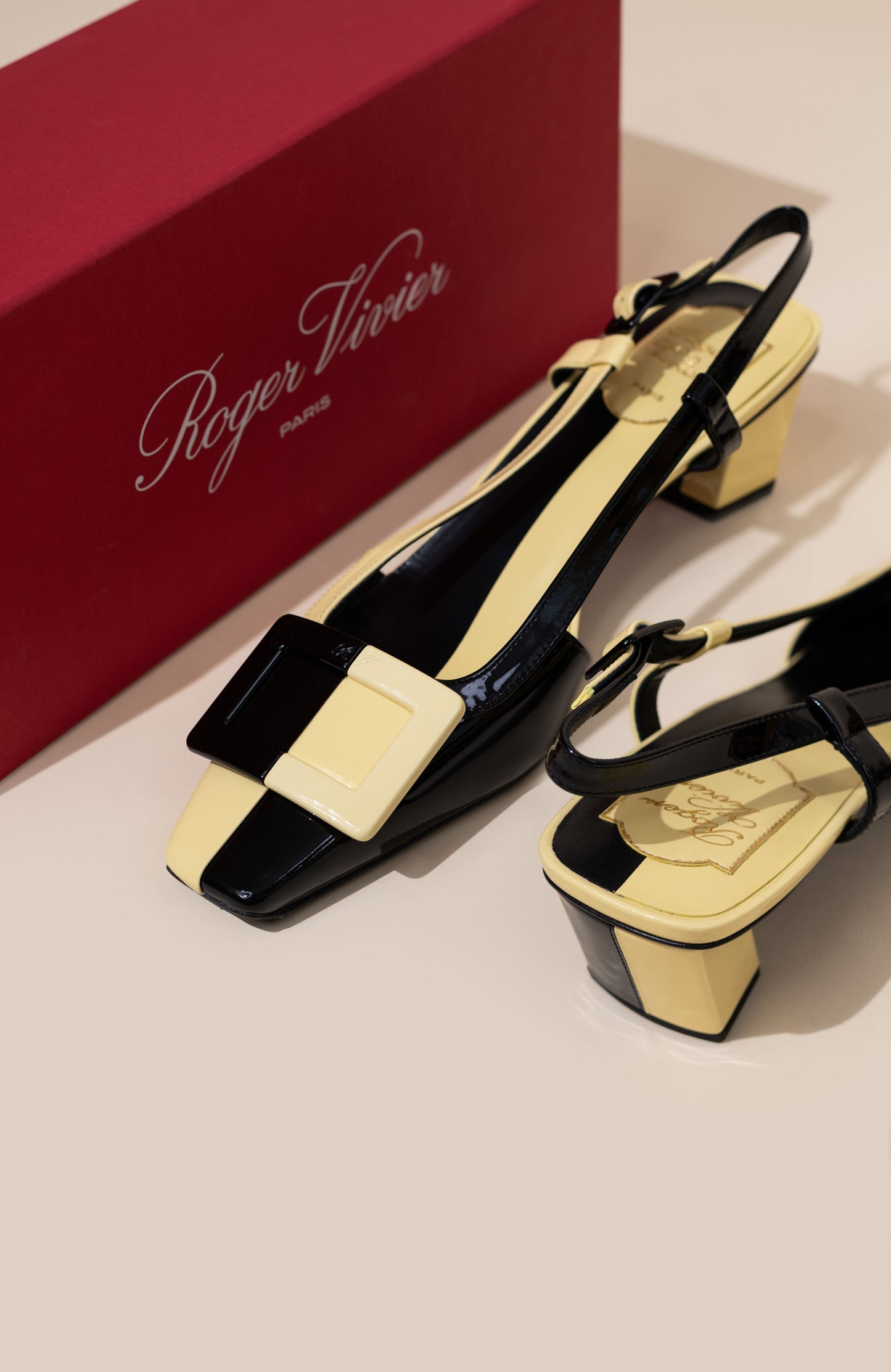 حذاء Belle Vivier بكعب مفتوح من الخلف من Roger Vivier باللونين الأصفر والأسود