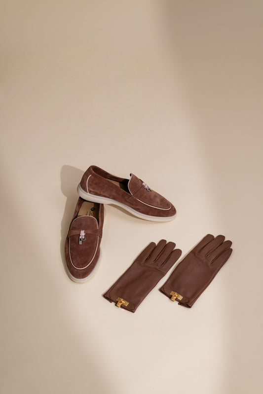 مجموعة Loro Piana Summer Charms Walk في Rocky Road وقفازات Hermès Soya Leather باللون الكونياك