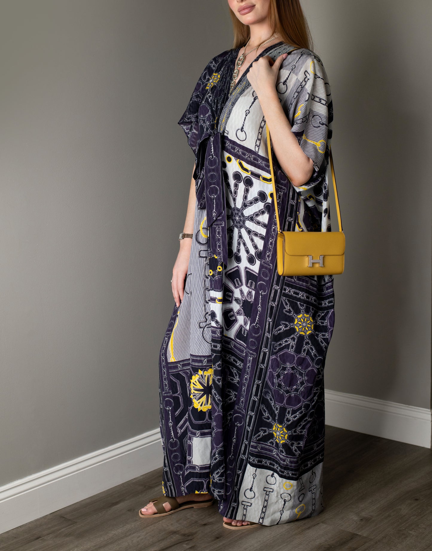 Hermès - قفطان "Effet Kaleidscope" بلون Bleu Noir ومحفظة كونستانس للذهاب في الشمس PHW