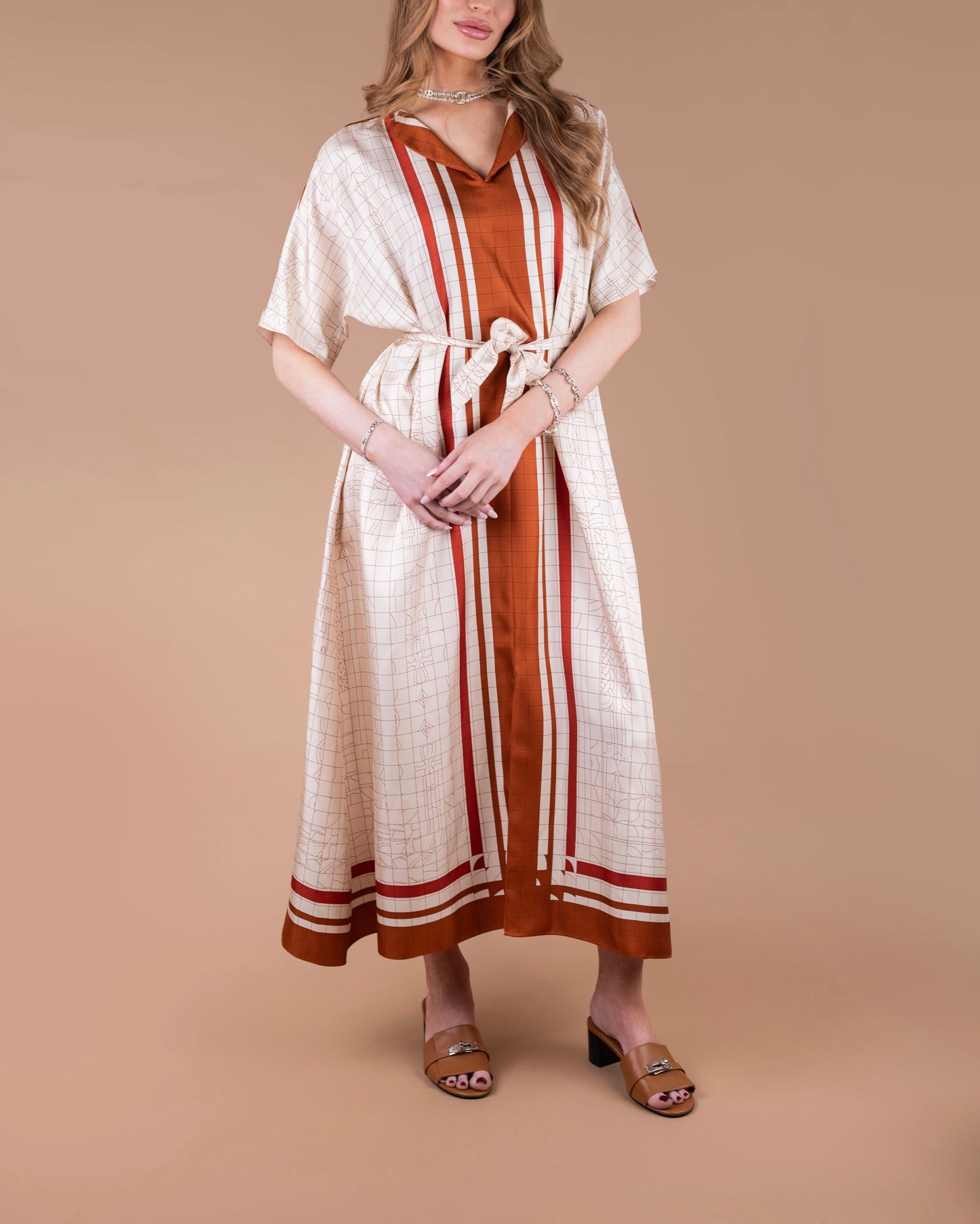 Hermès Birkin 25 Cargo Cuivre PHW & "Coaching Deja Vu" Belted Caftan in Beige Kaolin