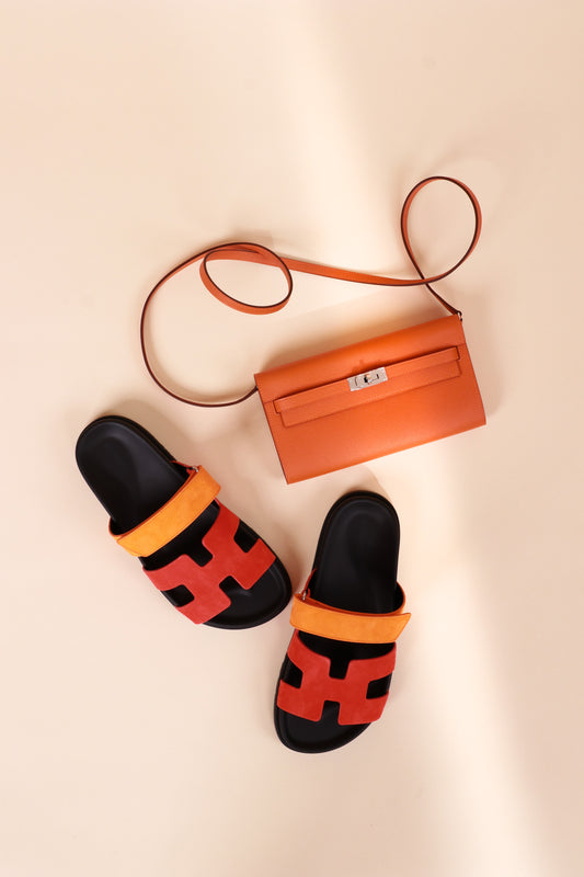 Hermès Kelly Wallet To Go in Orange with Chypre Suede Sandals