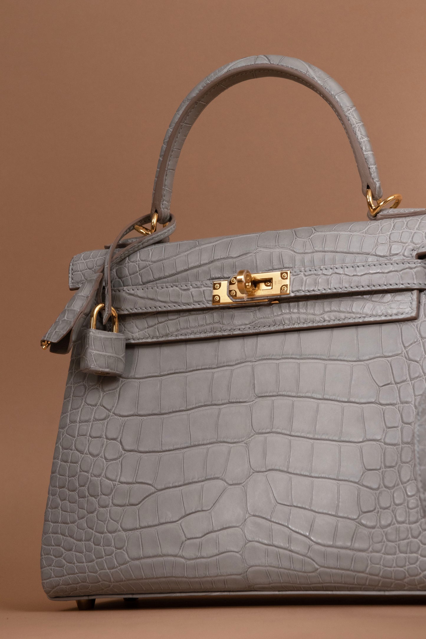 Hermès Kelly 25 Matte Alligator in Gris Perle GHW