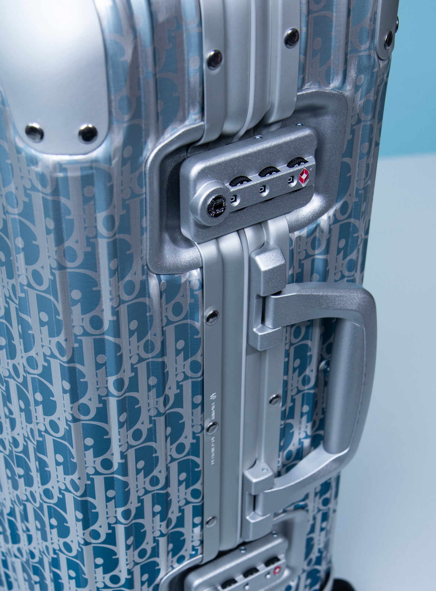 حقيبة سفر Dior &amp; Rimowa Cabin مصنوعة من الألومنيوم Dior Oblique باللون الأزرق المتدرج