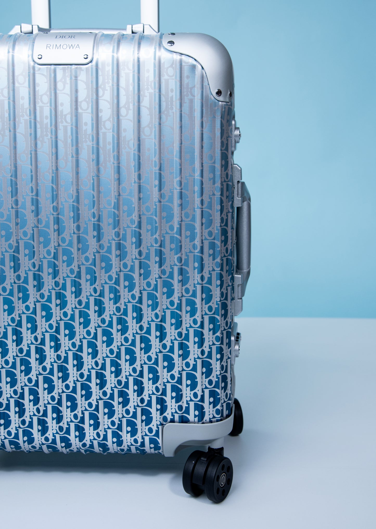 حقيبة سفر Dior &amp; Rimowa Cabin مصنوعة من الألومنيوم Dior Oblique باللون الأزرق المتدرج