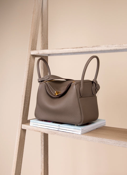 Hermès Lindy 26 Taurillon Clemence in Etoupe GHW