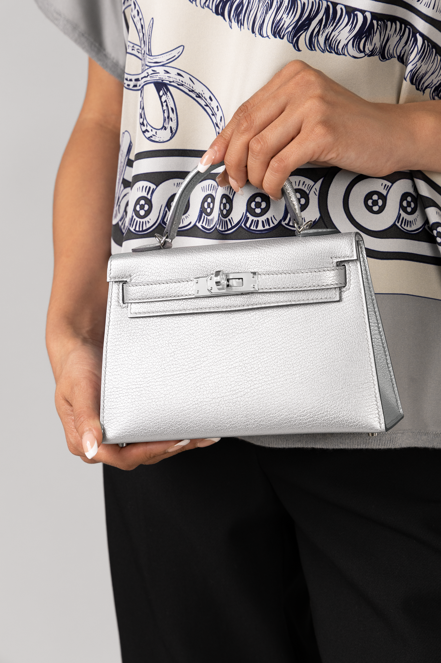 Hermès Mini Kelly 20 Chevre Chamkilight Argent PHW & Oasis Sandals in Gris Argenté