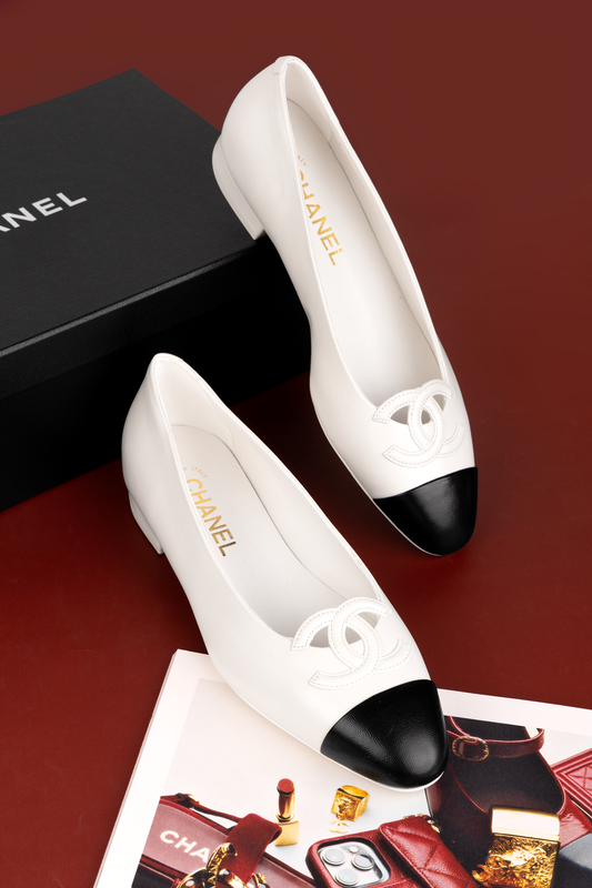Chanel Ballet Flats in White/Black