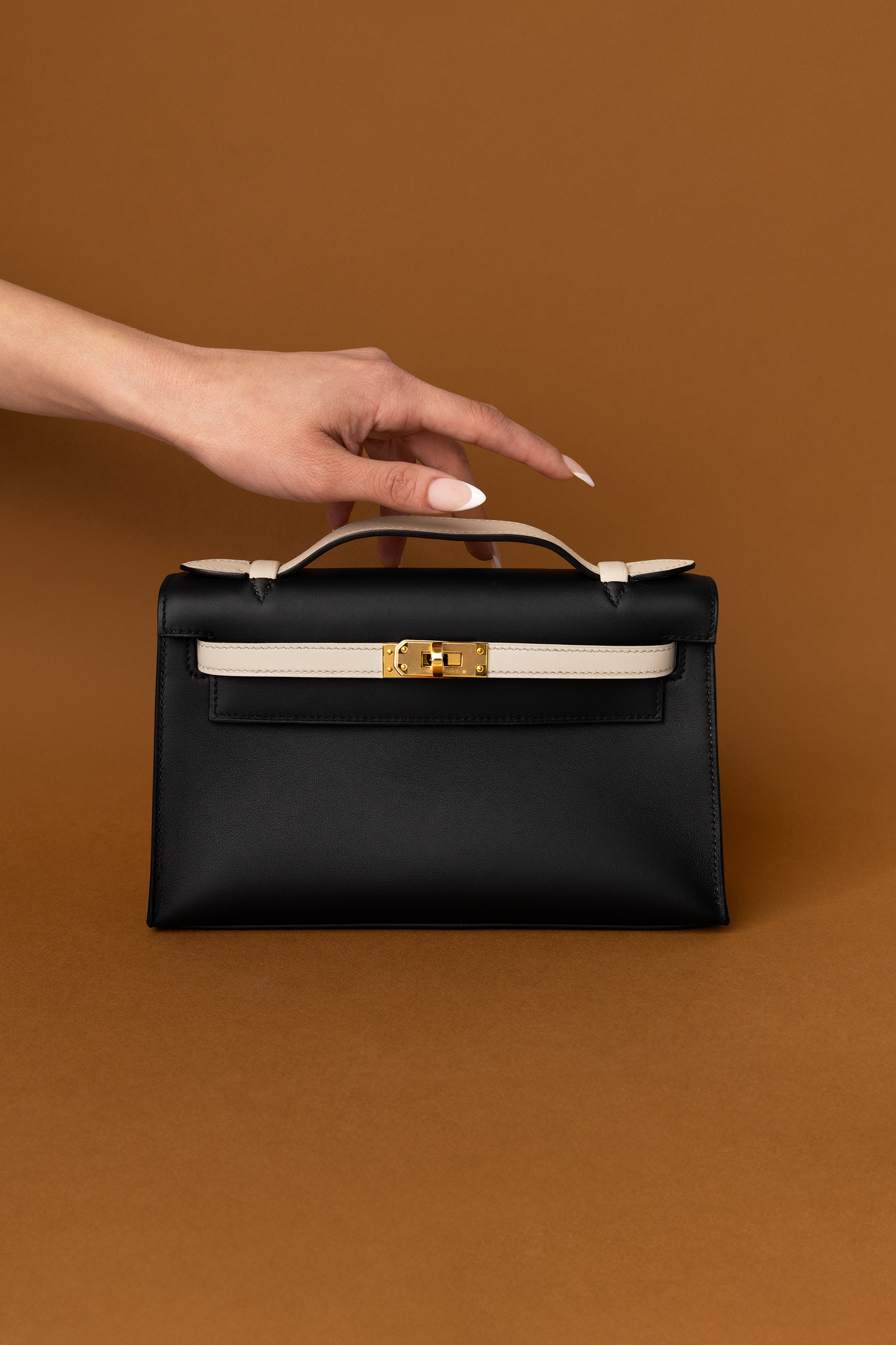 Hermès Kelly Pochette Swift in Black/Nata GHW
