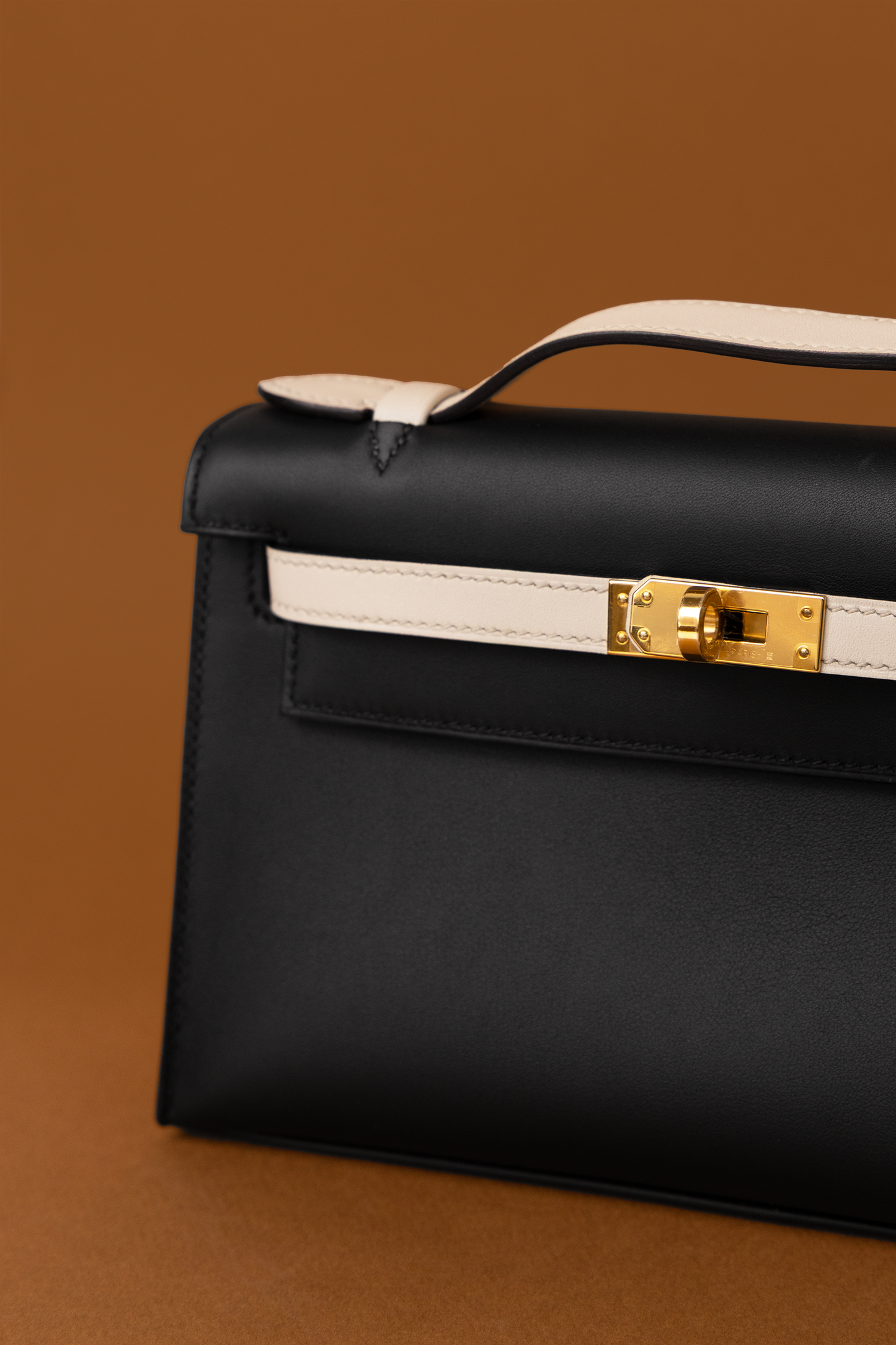 Hermès Kelly Pochette Swift in Black/Nata GHW