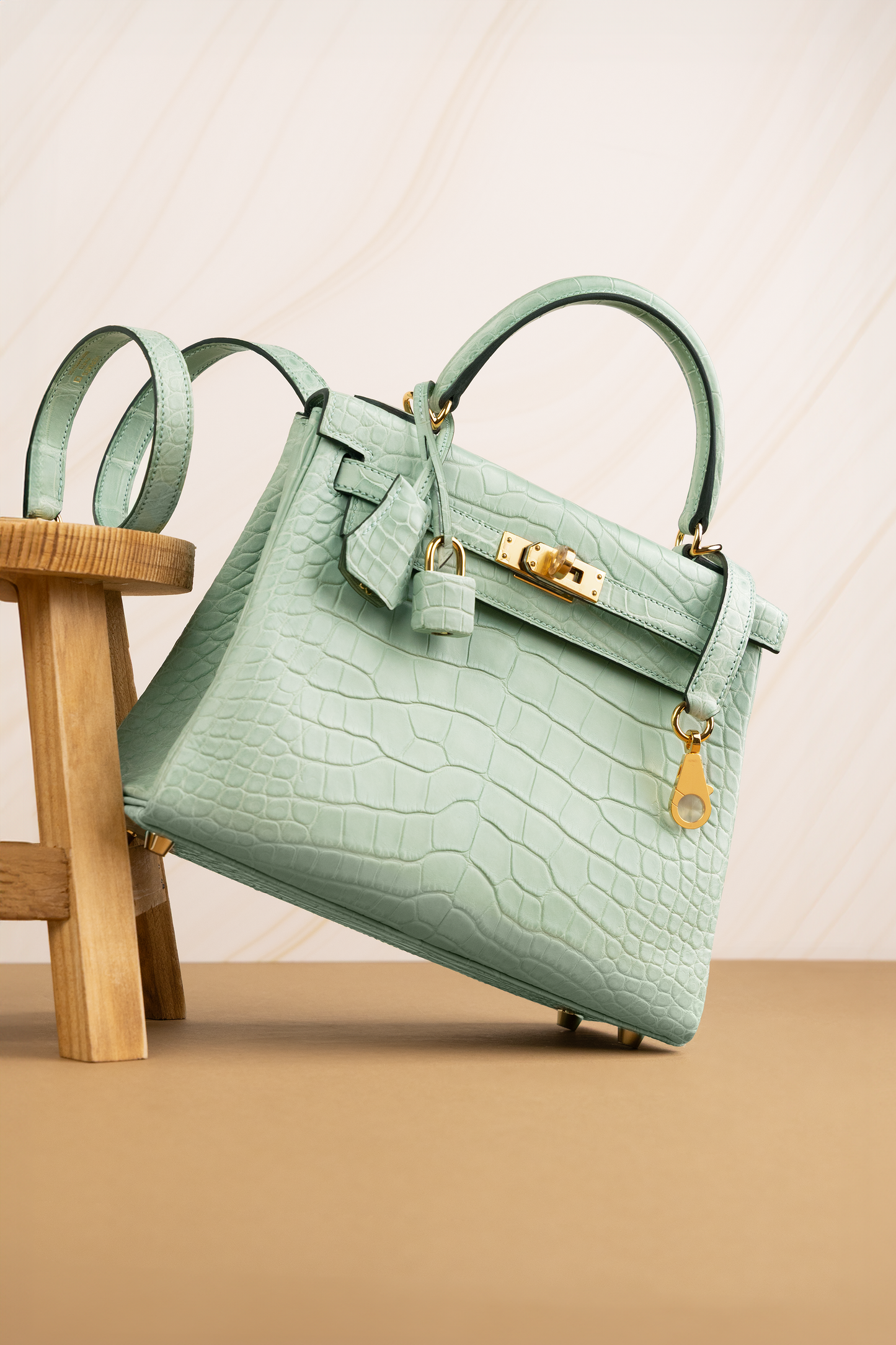 Hermès Kelly 25 Alligator in Vert D'eau with Gold Hardware