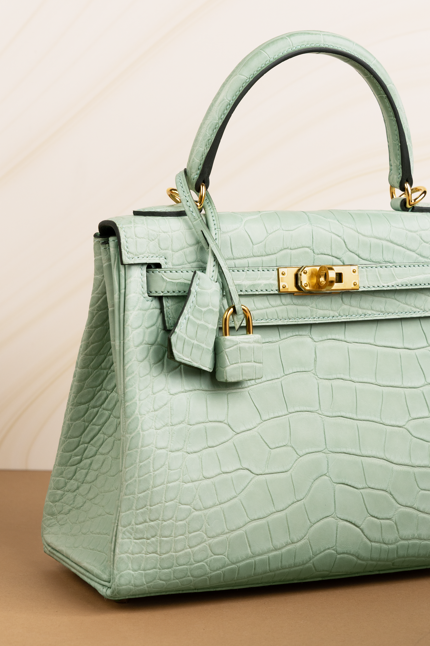 Hermès Kelly 25 Alligator in Vert D'eau with Gold Hardware