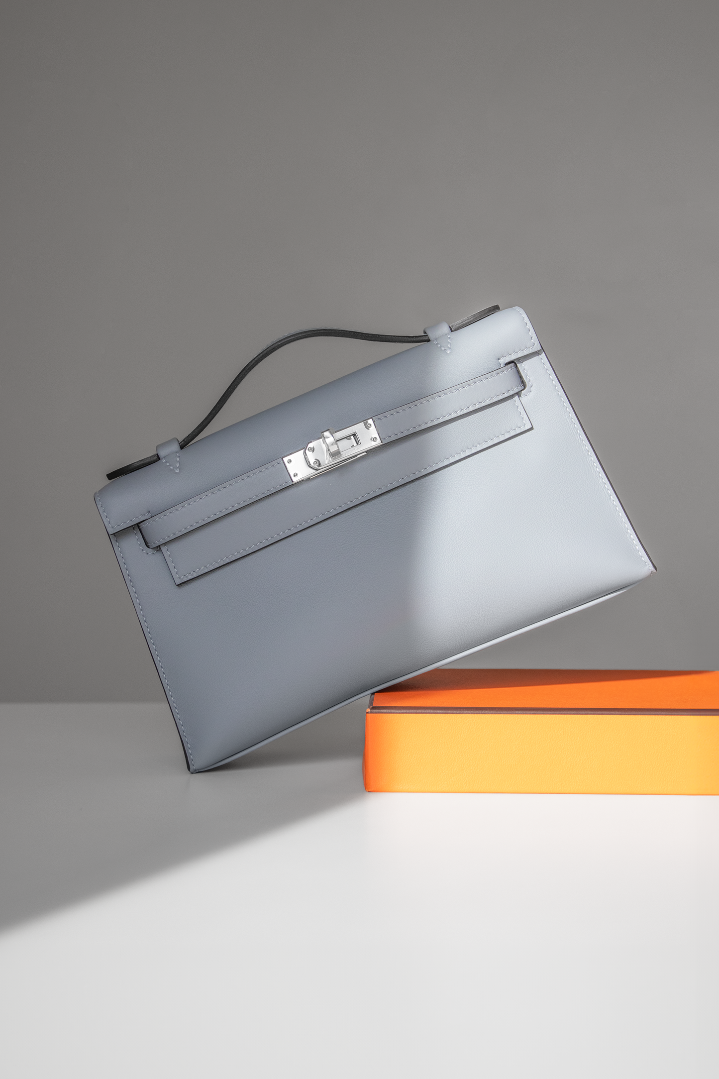 Hermès Kelly Pochette Swift in Gris Pantin PHW