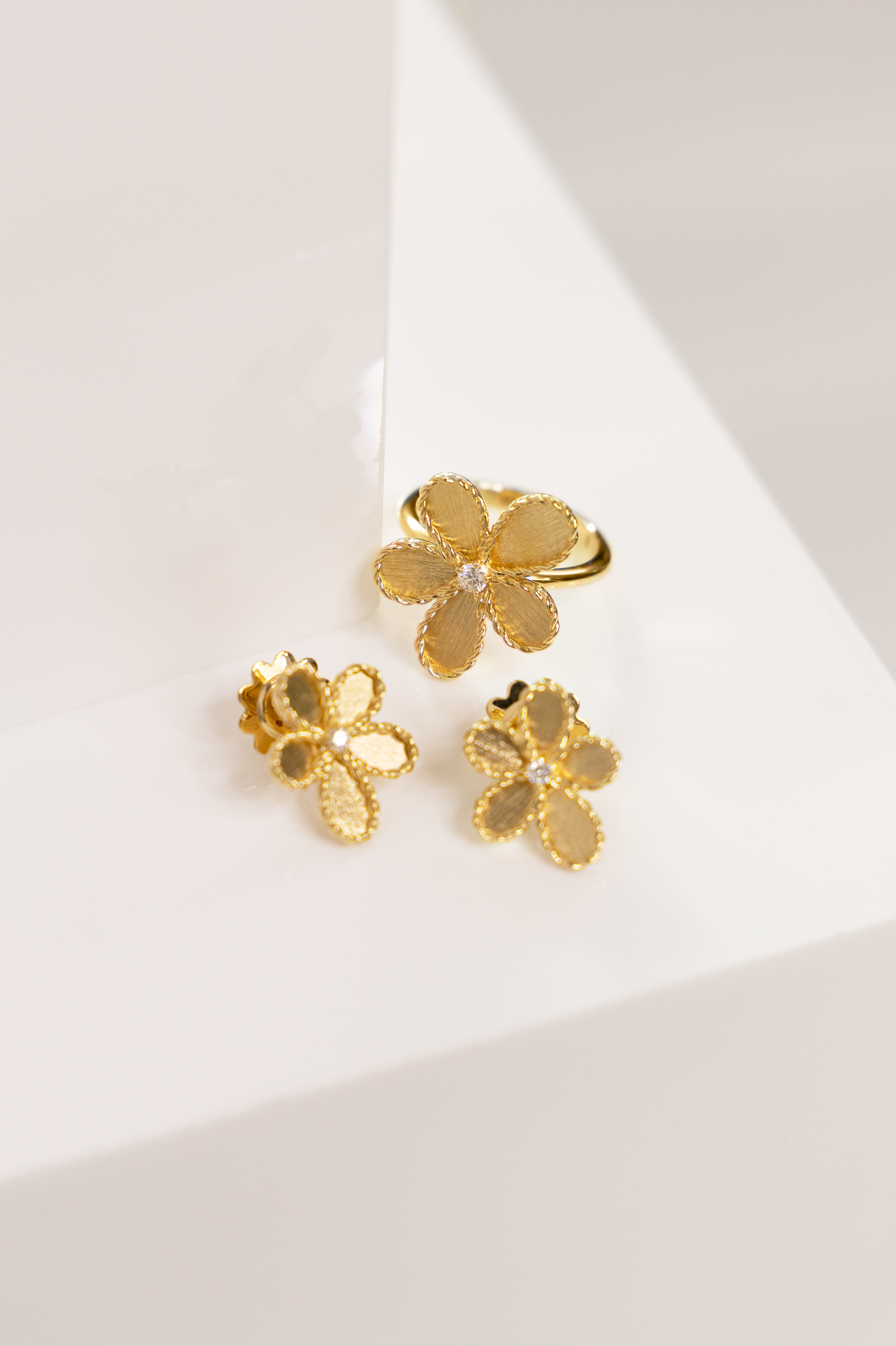 Roberto Coin Jasmine Flower Ring & Stud Flower Earrings in Yellow Gold Diamond