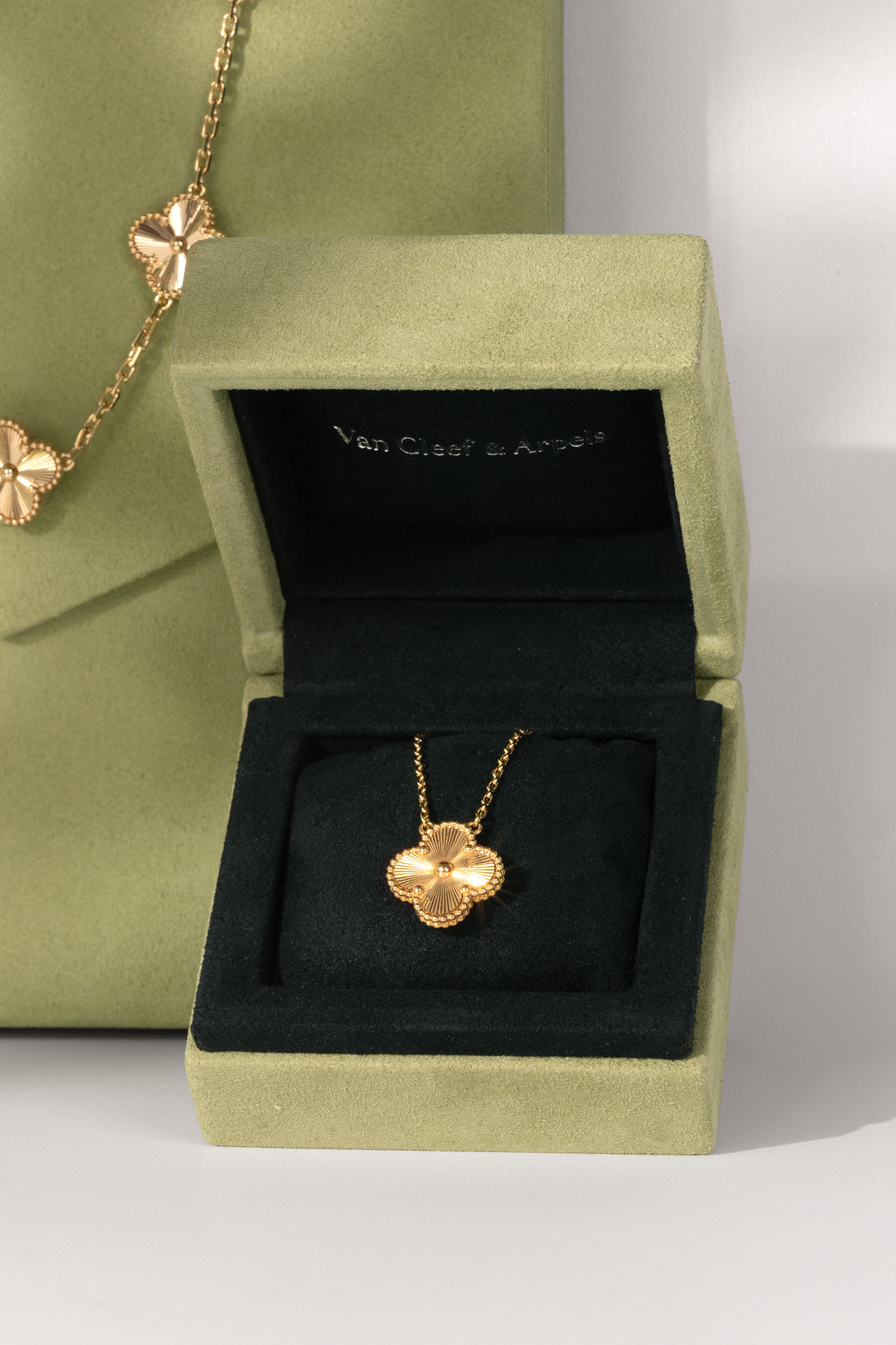 Van Cleef & Arpels 10 Motif Vintage Alhambra Necklace & Vintage Alhambra Pendant in Yellow Gold